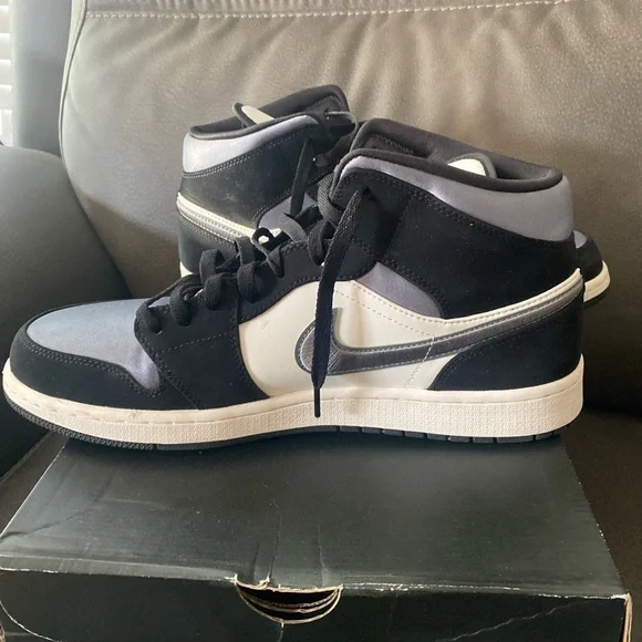 Air Jordan 1 Mid SE ‘Satin Smoke Grey’